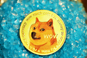 金色Dogecoin，柴犬臉在藍色糖晶體上。 — 卡通狗 壁紙