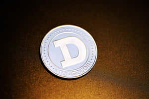 金色紋理表面上的銀色Dogecoin代幣。 — MacBook Pro M2 壁紙