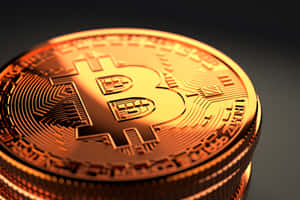 一堆金色比特幣，帶有電路設計，在溫暖燈光下發光。 — 比特幣 GIF 壁紙