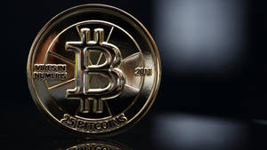 一枚閃閃發光的金色比特幣硬幣，在黑暗表面上標有25比特幣和2011。 — 一护卍解 壁紙