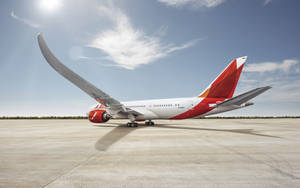 Qantas 飛機在明亮陽光和藍天下停在停機坪上 — 機場 壁紙