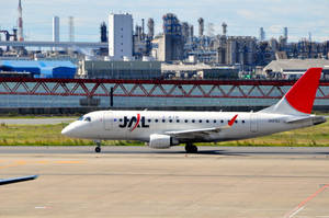 J-AIR飛機在工業區和紅色橋樑附近的跑道上。 — 伸展台 壁紙