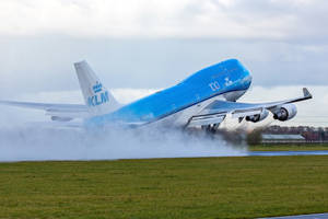 KLM波音747在陰天起飛時激起水霧。 — 伸展台 壁紙