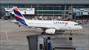 LATAM飛機停泊在機場閘口，連接了空橋。 — 伸展台 壁紙