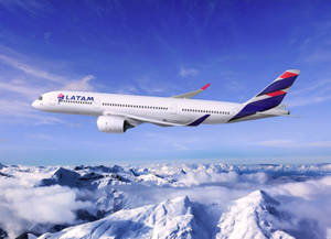 LATAM飛機飛越積雪山脈和雲層。 — 藍天 壁紙