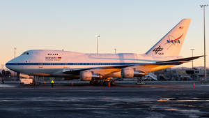 日落時機場停機坪上的NASA SOFIA空中天文台飛機 — 伸展台 壁紙