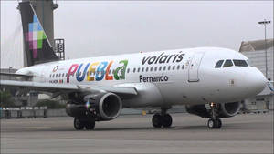 灰色天空下機場停機坪上的Volaris飛機Puebla Fernando — 伸展台 壁紙