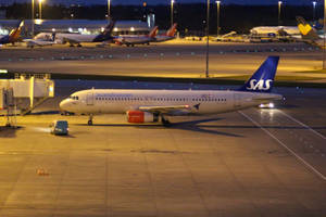 北歐航空飛機夜間停泊在機場閘口 — 伸展台 壁紙