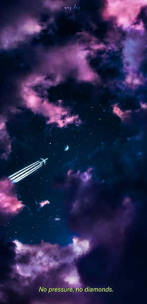 噴射機在夜間新月下飛過紫色雲層 — Tumblr 壁紙