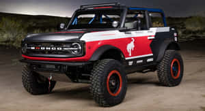 訂製福特 Bronco 越野賽車在暮色中停泊於沙漠。 — 福特野馬越野車 壁紙