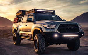 銀色豐田Tacoma pickup truck，專為沙漠日落時分的越野駕駛而裝備。 — 豐田 壁紙