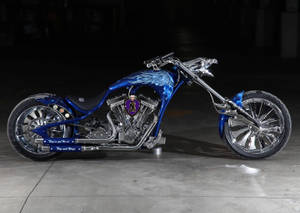 黑暗車庫中帶有鍍鉻細節的定制藍色chopper機車。 — 巴布風機車 壁紙