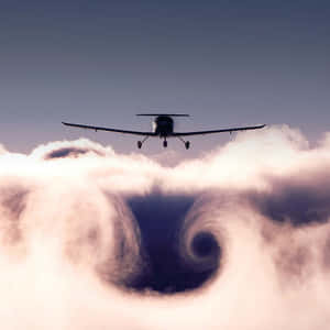 小型飛機在黃昏時分飛過旋轉的雲層漩渦。 — 太空人美學 壁紙