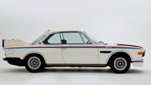 帶有藍色、紅色和黑色條紋的白色BMW 3.0 CSL賽車在攝影棚 — Mercedes Benz C300 壁紙