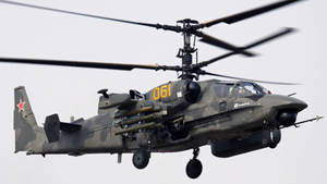 帶有紅色星徽和迷彩塗裝的軍用直升機飛行中。 — 軍事動圖 壁紙