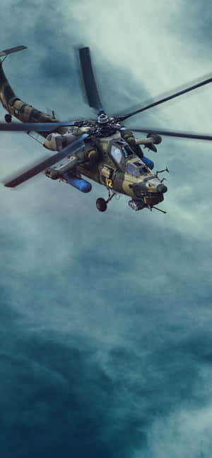 軍用直升機在暴風雲中飛行，可見武器和旋翼葉片。 — Pixel 7 壁紙