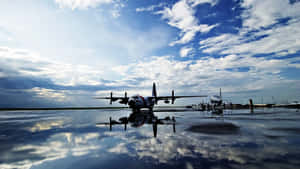 復古軍用飛機在潮濕停機坪上的倒影，天空多雲 — 航太 壁紙