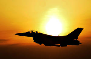 戰鬥機剪影在金色日落天空中飛行。 — 夕陽天空 壁紙