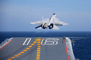 戰鬥機從航空母艦甲板起飛，海洋上空 — 中文 壁紙