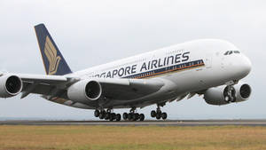 新加坡航空A380飛機降落在跑道 — 伸展台 壁紙
