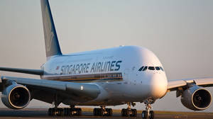 夕陽下跑道上的新加坡航空A380飛機 — 伸展台 壁紙