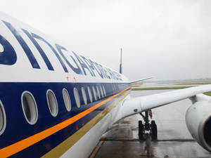 新加坡航空飛機在潮濕的跑道上，天氣有雨。 — 伸展台 壁紙