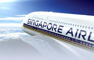 新加坡航空飛機在雲層上方高空飛行，陽光在其表面反射。 — 雲朵 GIF 壁紙
