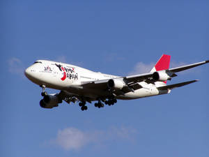 日本航空波音747飛機放下起落架在藍天中降落。 — 藍天 壁紙