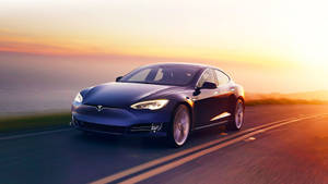 深藍色Tesla Model S在金色日落時分於海岸公路上飛馳。 — 白色法拉利 壁紙