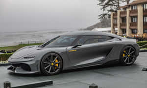 灰色Koenigsegg Jesko跑車在霧天停泊在海濱酒店附近。 — 低飽和 壁紙