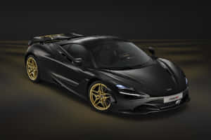 啞光黑色McLaren 720S，金色輪圈和發光車頭燈，在深色工作室中。 — 麥拉倫 720S 壁紙