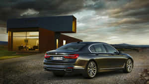 深灰色寶馬7系在日落時停泊在現代木屋旁。 — Mercedes Benz C300 壁紙