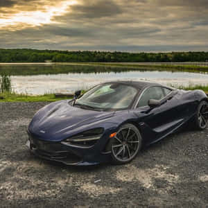 日落時分，深藍色McLaren跑車停泊在湖邊。 — 湖泊 壁紙