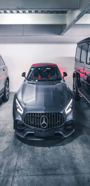 灰色 Mercedes-AMG 跑車，紅色內飾，停泊在混凝土車庫中。 — Mercedes-Benz 壁紙