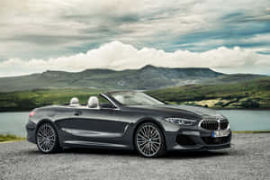 灰色BMW敞篷車停泊在湖邊，背景有山脈。 — Mercedes-Benz 壁紙