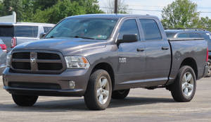 灰色道奇 Ram 1500 皮卡車停放在停車場。 — 老福特卡車 壁紙