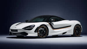白色McLaren 720S跑車，帶有黑色和橙色細節，在工作室燈光下。 — 4K 法拉利 壁紙