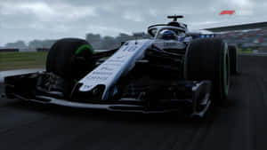 一級方程式賽車在灰色天空下於潮濕賽道上飛馳。 — F1 2019 壁紙