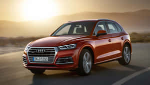 紅色 Audi Q5 SUV 在日落時分於沙漠公路上行駛 — 奧迪 GIF 壁紙