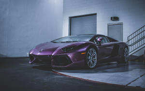 紫色藍寶堅尼Aventador停放在混凝土車庫，內有金屬樓梯。 — 跑車 壁紙
