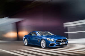 藍色 Mercedes SL 敞篷跑車在夜間隧道中疾馳。 — 汽車 壁紙