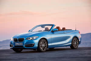 藍色BMW敞篷車停泊在沙漠公路上夕陽下。 — 富豪 壁紙