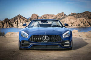 藍色梅賽德斯敞篷車停在沙漠水邊，背景有山脈。 — Mercedes Benz C300 壁紙