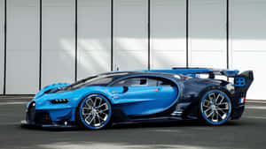 一架藍黑色Bugatti停在白色車庫門前。 — Bugatti iPhone 壁紙