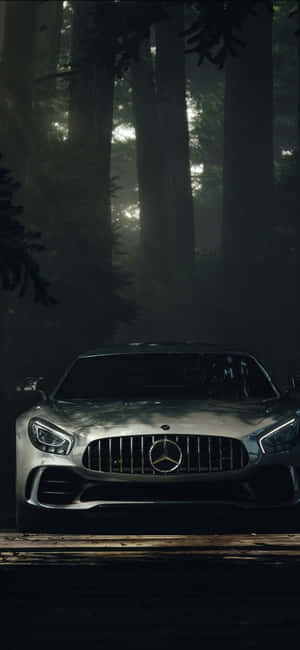 銀色 Mercedes-AMG GT 在霧氣瀰漫的森林中，高聳的樹木和柔和的光線。 — 小米18 Pro Max 壁紙