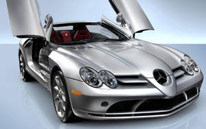 銀色 Mercedes SLR McLaren 在工作室環境中打開鷗翼門。 — Mercedes Benz C300 壁紙