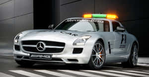 銀色 Mercedes-AMG 安全車在街道上閃爍著燈光。 — 賽車 壁紙