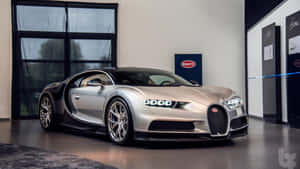 銀色Bugatti Chiron在豪華車展示間中打開車門。 — 布加迪 GIF 壁紙