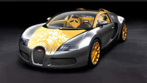 銀色Bugatti跑車，帶有黃色獅子貼紙和金色輪圈，在攝影棚環境中。 — 簡約 壁紙