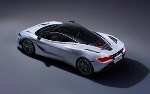 銀色McLaren 720S跑車在攝影棚內，燈光效果戲劇化。 — 4K 法拉利 壁紙